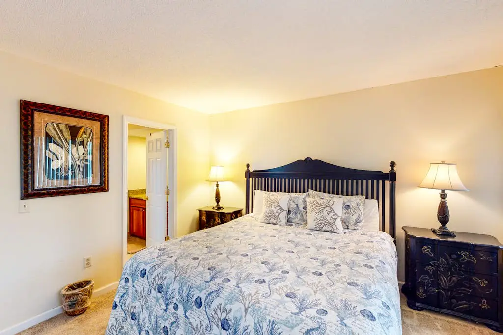 Charming, family-friendly condo w/ private deck - close to golf & the beach