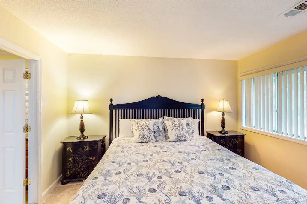 Charming, family-friendly condo w/ private deck - close to golf & the beach