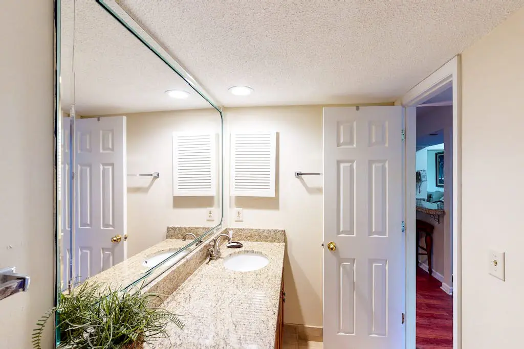 Charming, family-friendly condo w/ private deck - close to golf & the beach