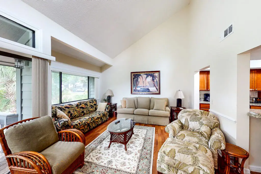 Charming, family-friendly condo w/ private deck - close to golf & the beach