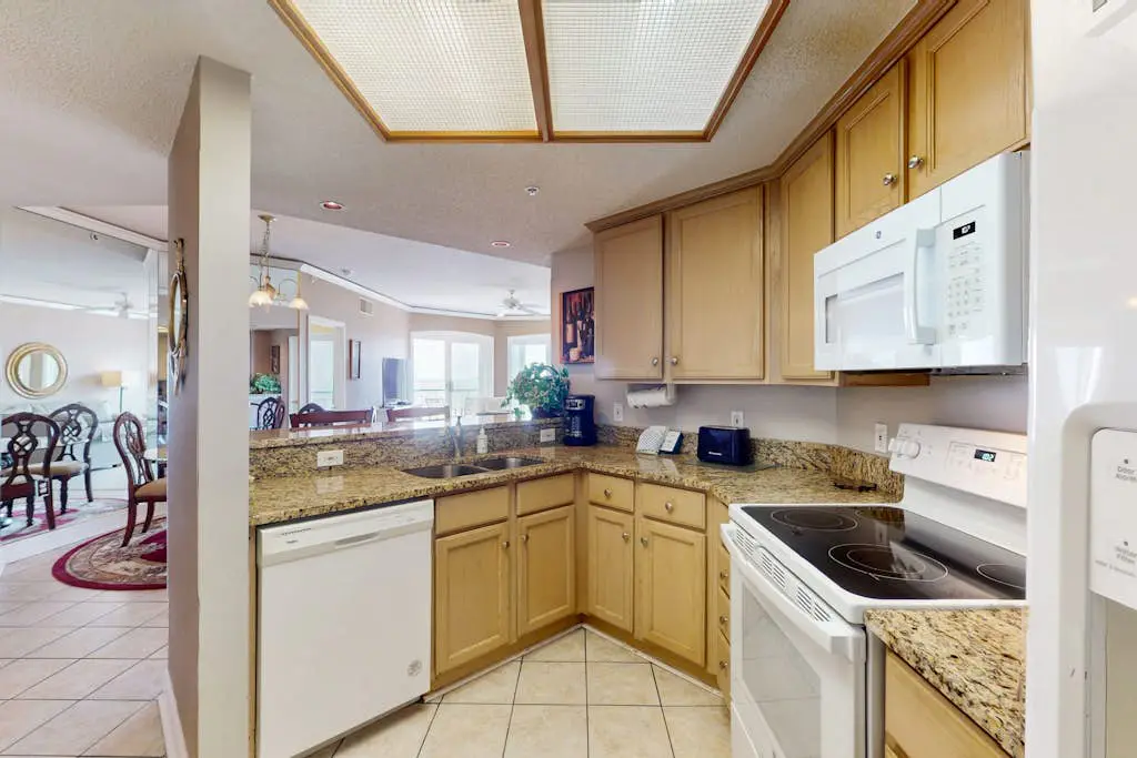 Island getaway by the ocean w/ balcony view & shared pool - beach access