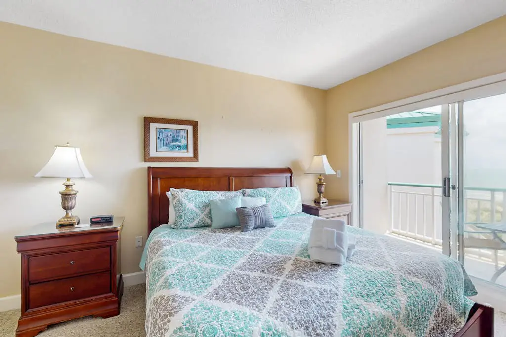 Island getaway by the ocean w/ balcony view & shared pool - beach access
