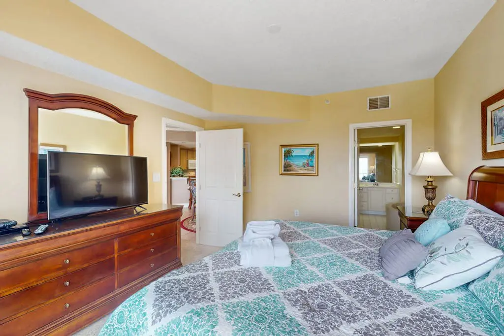 Island getaway by the ocean w/ balcony view & shared pool - beach access