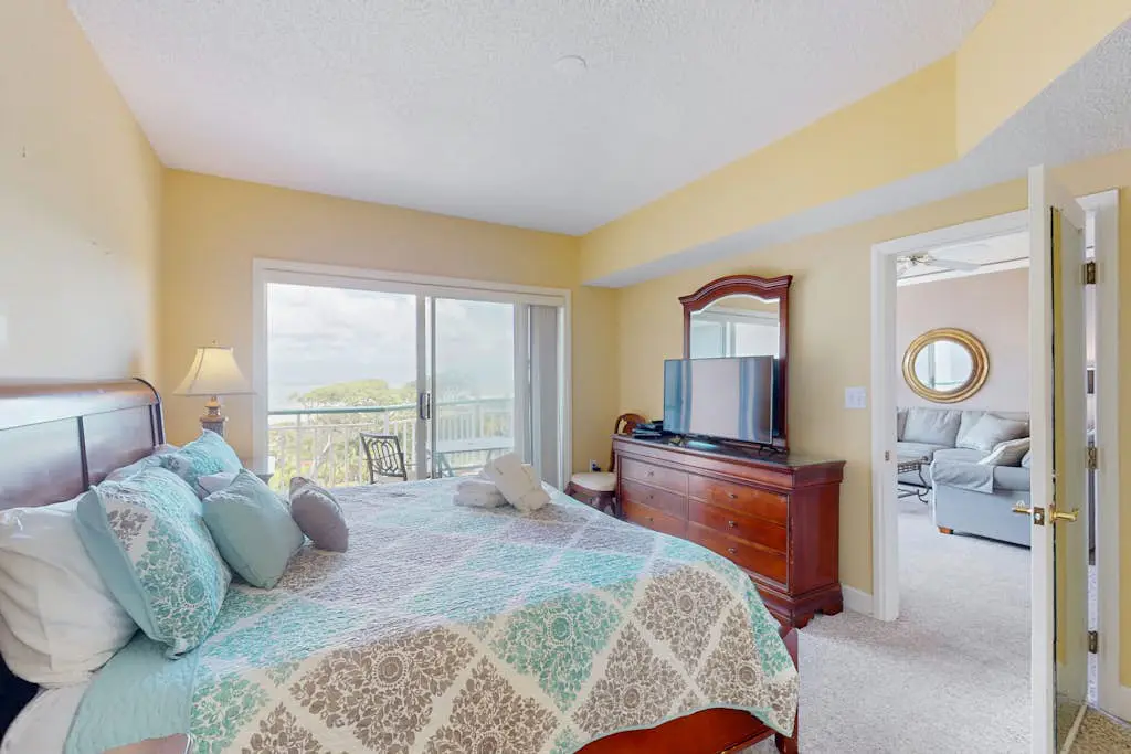 Island getaway by the ocean w/ balcony view & shared pool - beach access