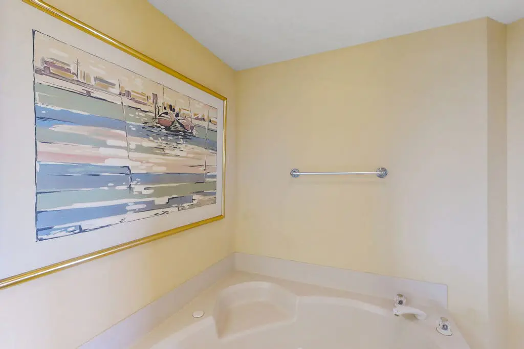 Island getaway by the ocean w/ balcony view & shared pool - beach access