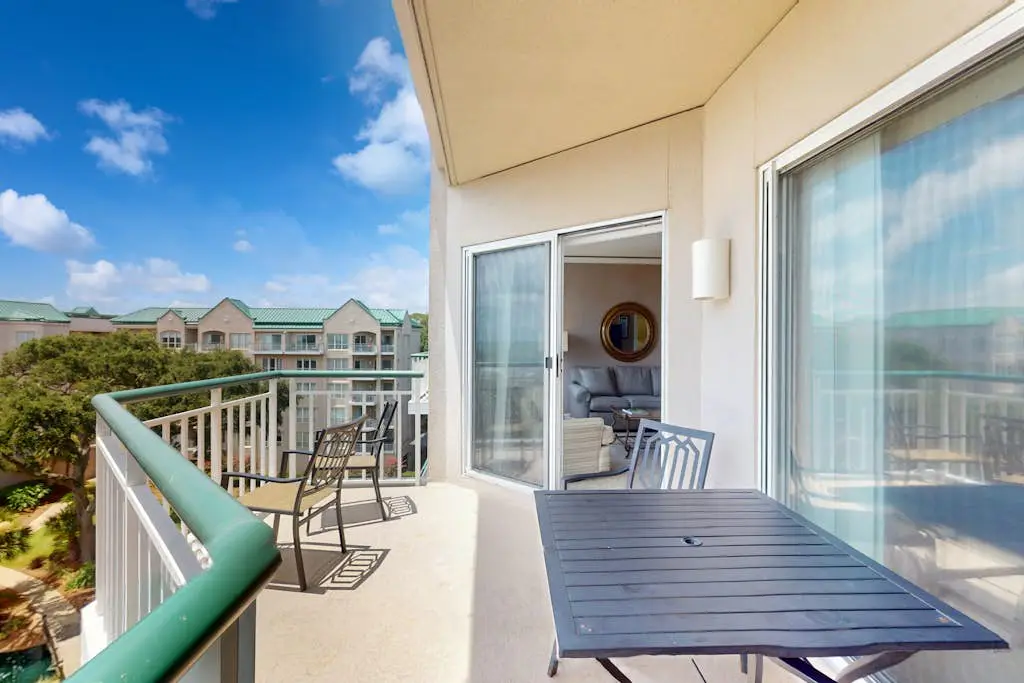 Island getaway by the ocean w/ balcony view & shared pool - beach access