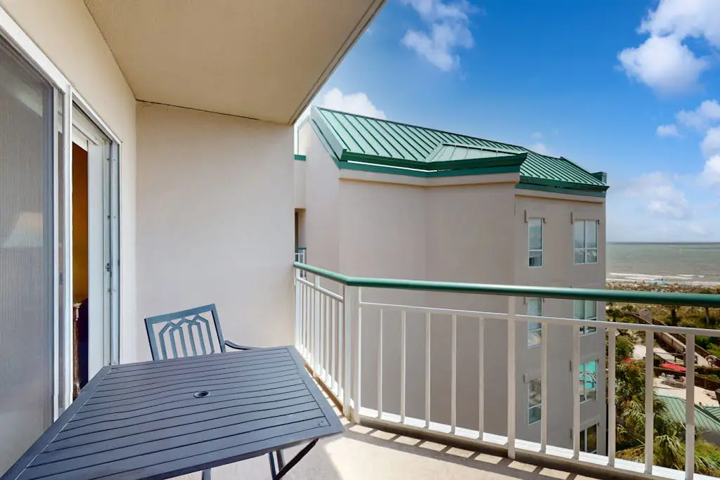 Island getaway by the ocean w/ balcony view & shared pool - beach access