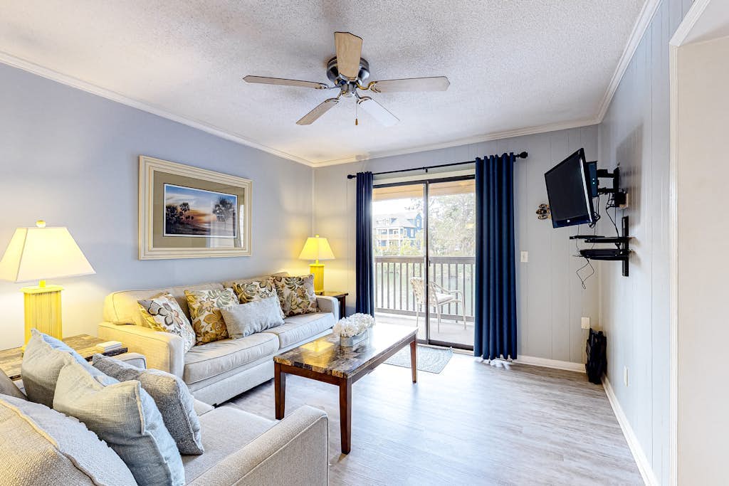 Casual Condo with Shared Outdoor Pool, High-Speed WiFi, and Wet Bar