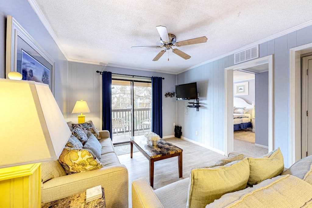 Casual Condo with Shared Outdoor Pool, High-Speed WiFi, and Wet Bar