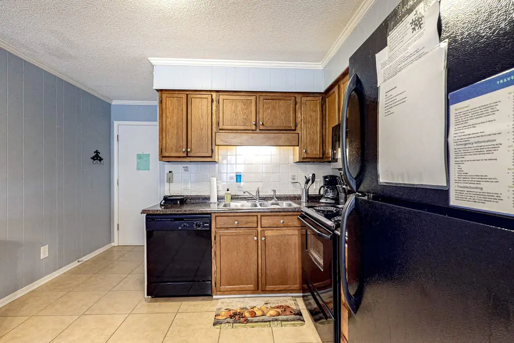 Casual Condo with Shared Outdoor Pool, High-Speed WiFi, and Wet Bar