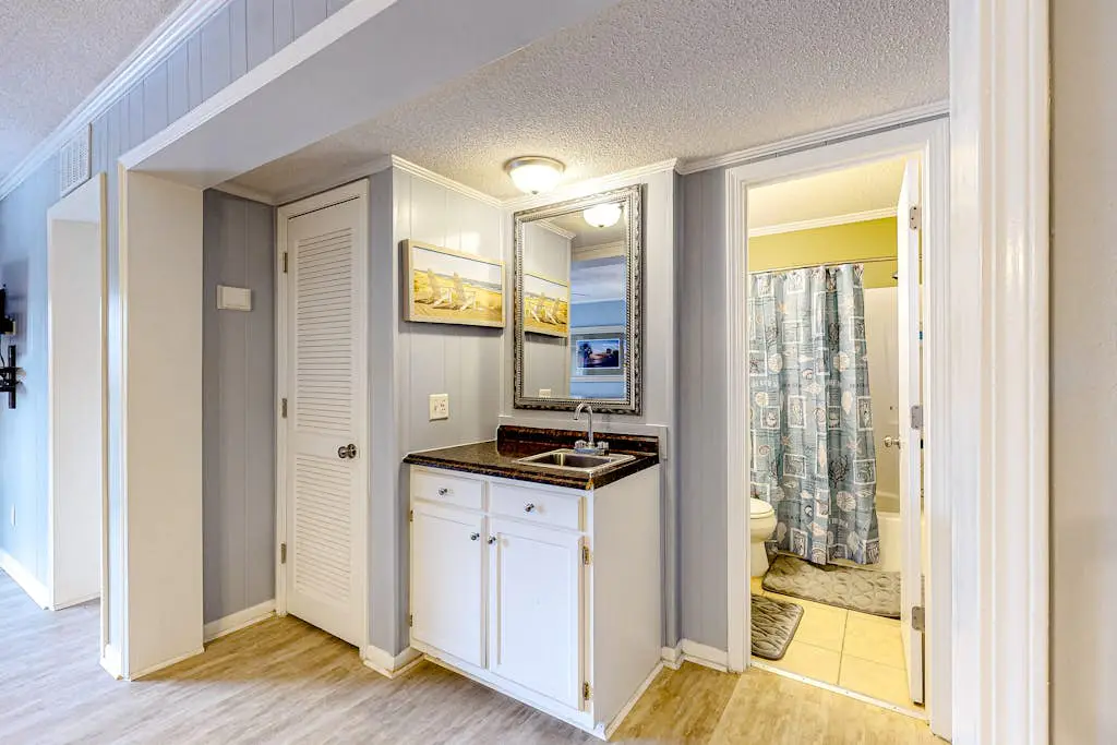 Casual Condo with Shared Outdoor Pool, High-Speed WiFi, and Wet Bar