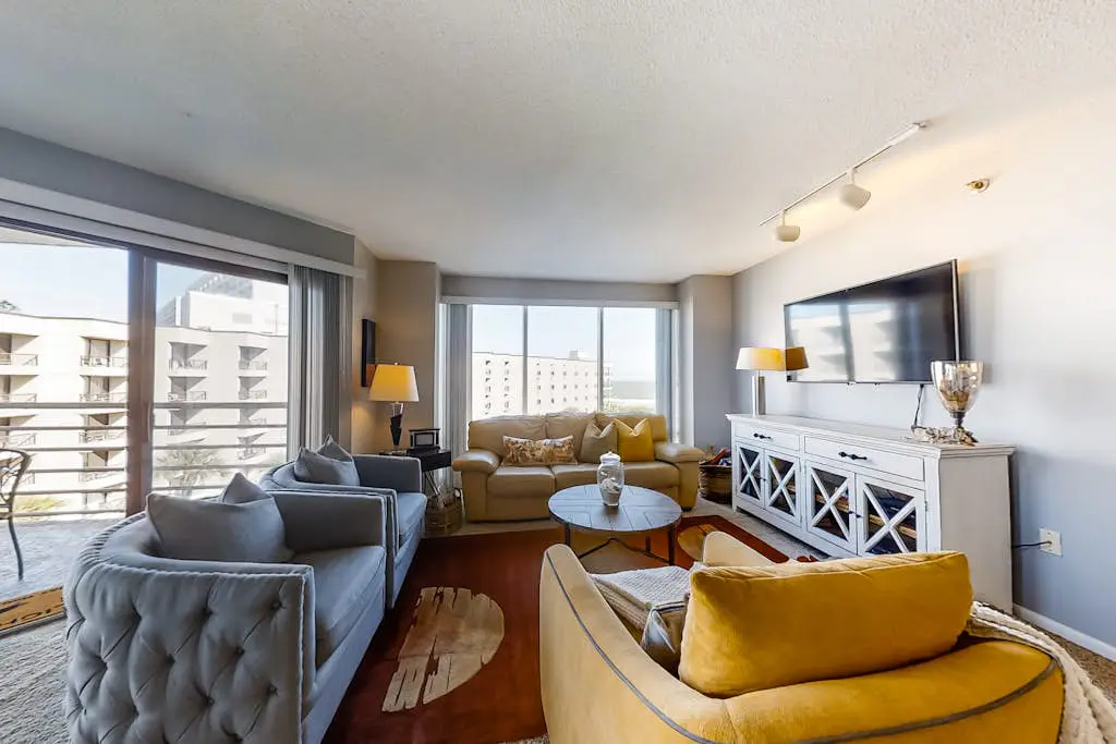 Family-friendly home w/ an ocean view + shared pool & hot tub - near the beach