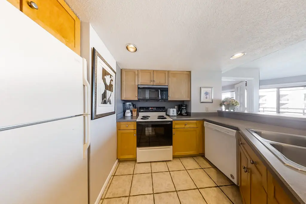 Family-friendly home w/ an ocean view + shared pool & hot tub - near the beach