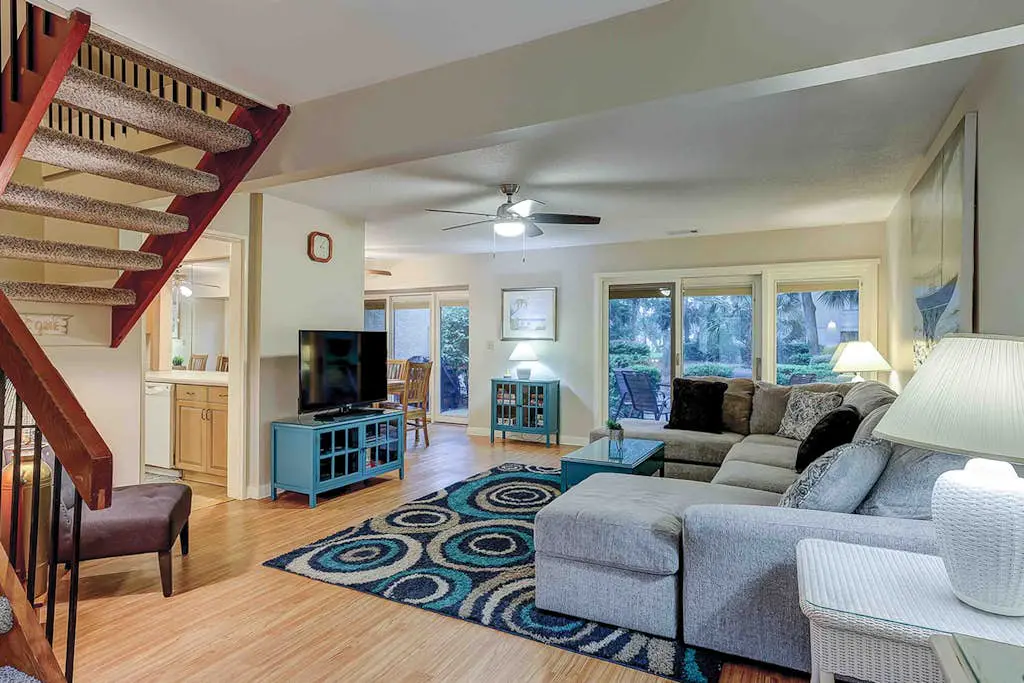Stunning and bright condo in The Sea Pines Plantation with golf course views