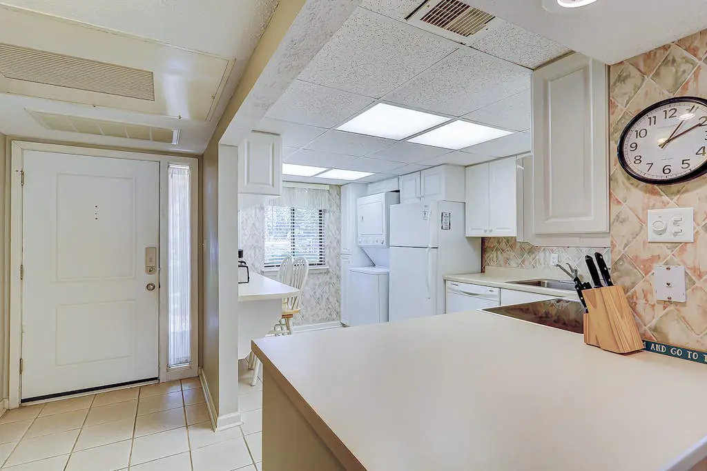 Island oasis with balcony, beach access, pool, hot tub