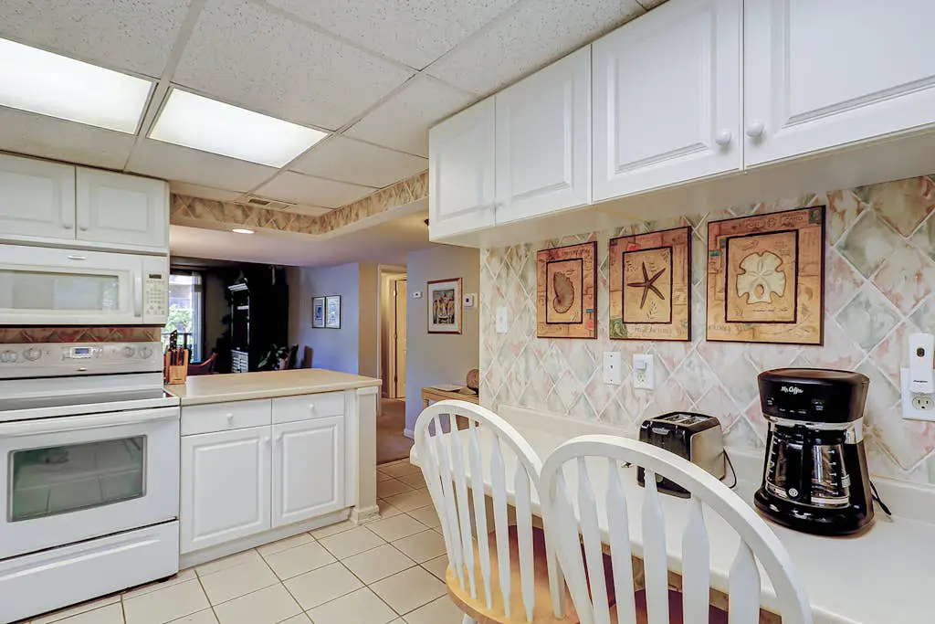 Island oasis with balcony, beach access, pool, hot tub