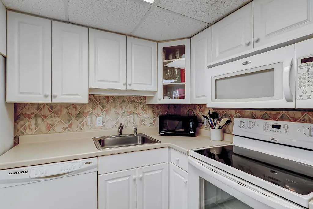 Island oasis with balcony, beach access, pool, hot tub