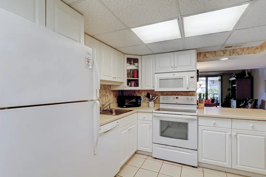 Island oasis with balcony, beach access, pool, hot tub