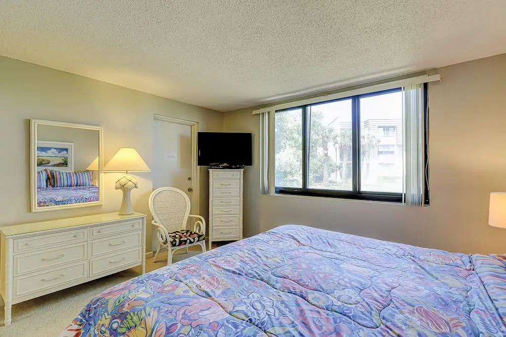 Island oasis with balcony, beach access, pool, hot tub