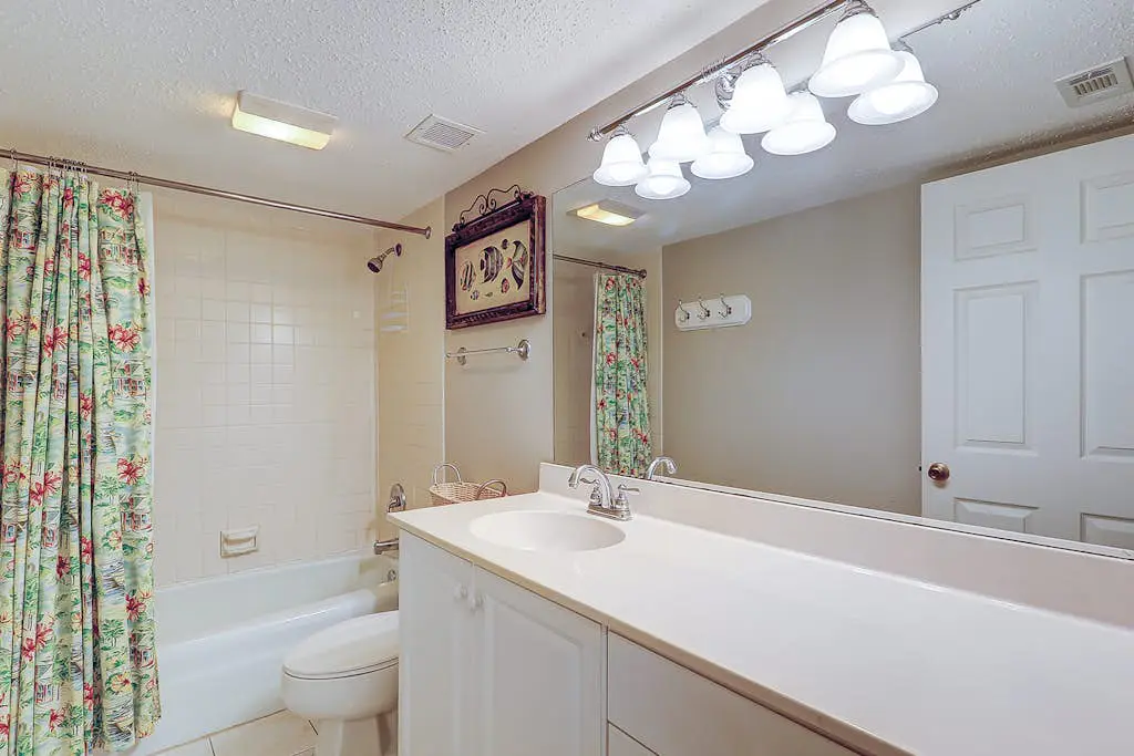Island oasis with balcony, beach access, pool, hot tub