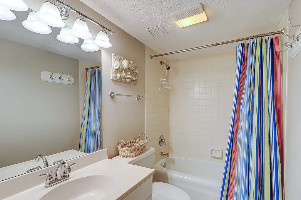 Island oasis with balcony, beach access, pool, hot tub