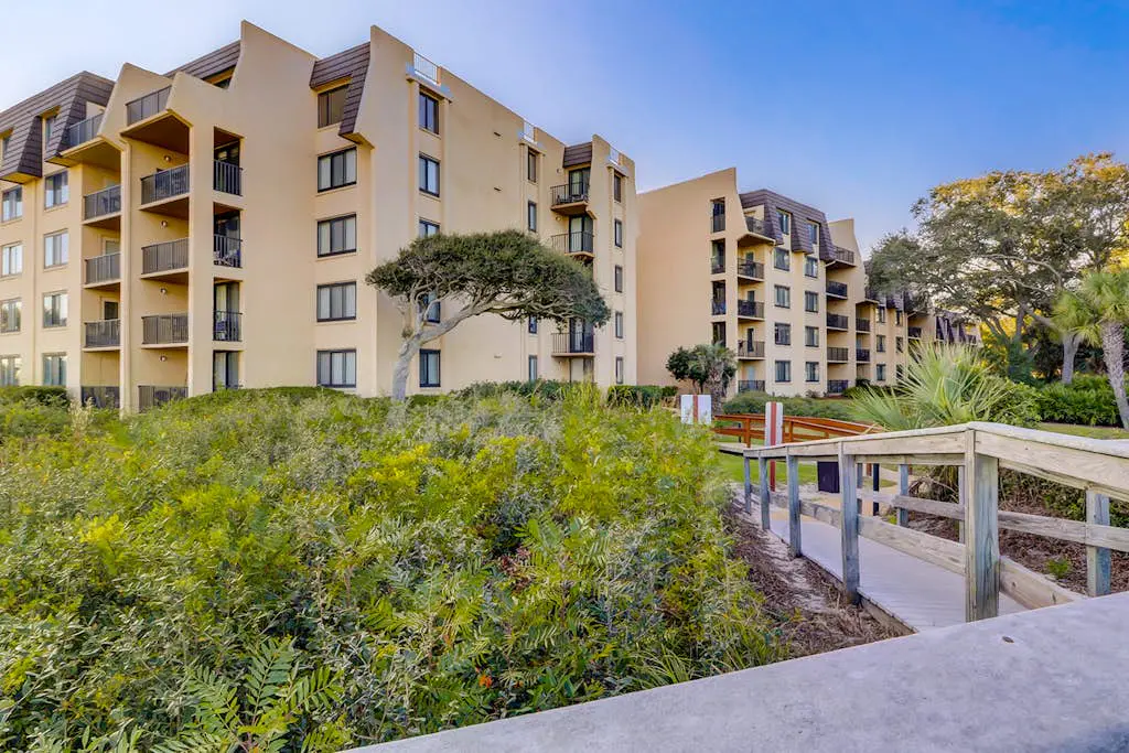 Island oasis with balcony, beach access, pool, hot tub