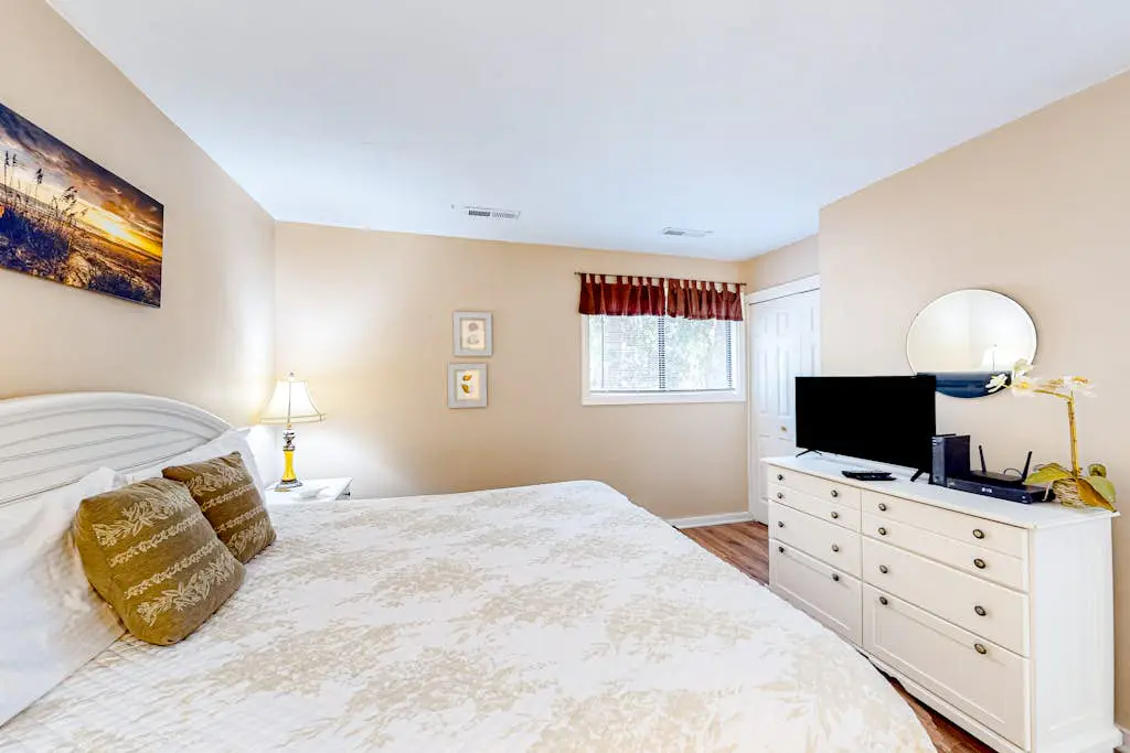 Lovely Condo with Shared Pool & Tennis Dogs Welcome