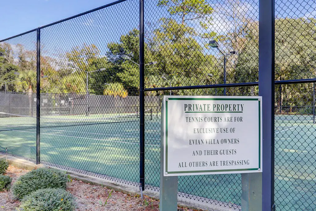 Dog-friendly, golf-course adjacent townhouse w/ a wet bar, patio, & shared pool