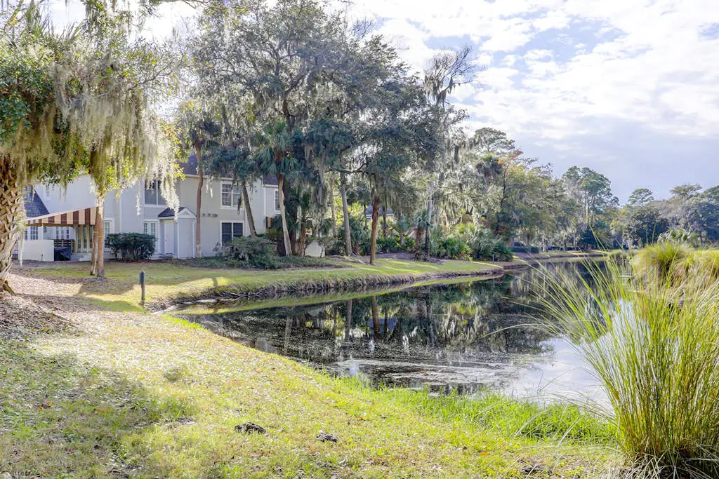 Dog-friendly, golf-course adjacent townhouse w/ a wet bar, patio, & shared pool