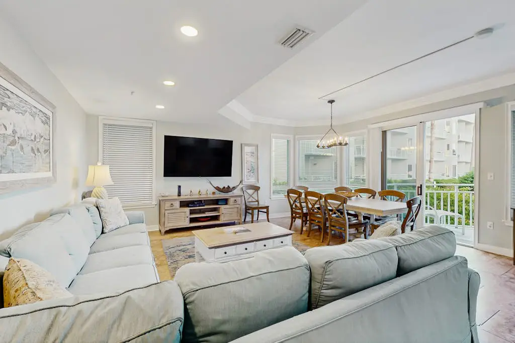 Oceanfront condo with pools, hot tubs, WiFi, washer/dryer, & central A/C