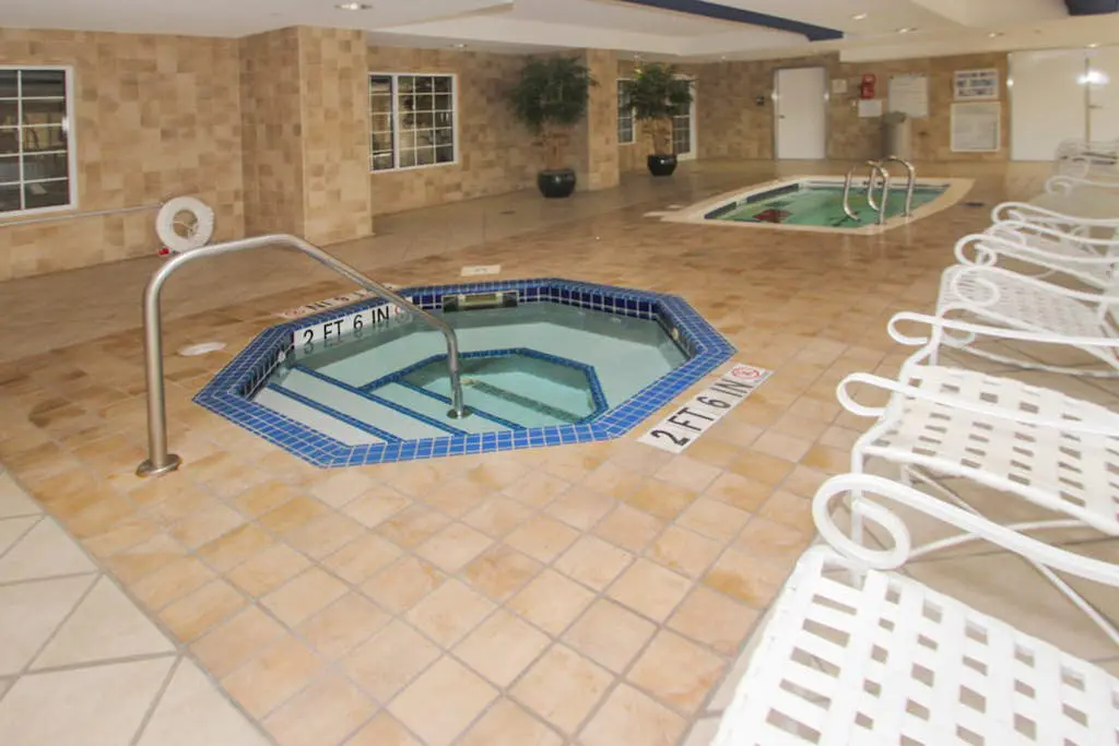 Oceanfront condo with pools, hot tubs, WiFi, washer/dryer, & central A/C