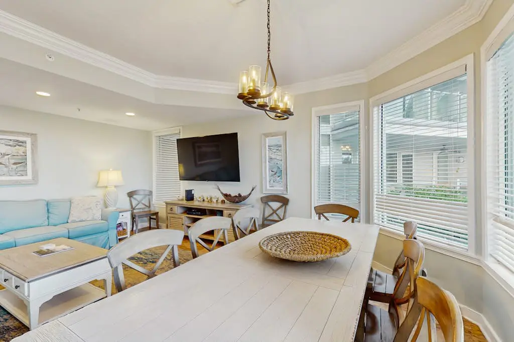 Oceanfront condo with pools, hot tubs, WiFi, washer/dryer, & central A/C