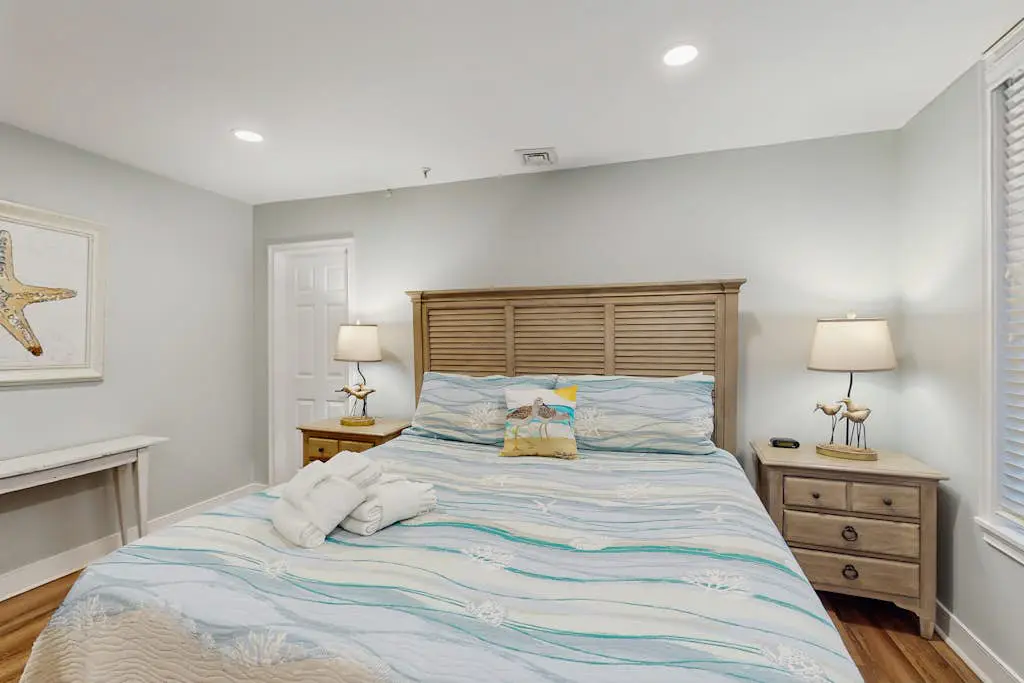 Oceanfront condo with pools, hot tubs, WiFi, washer/dryer, & central A/C