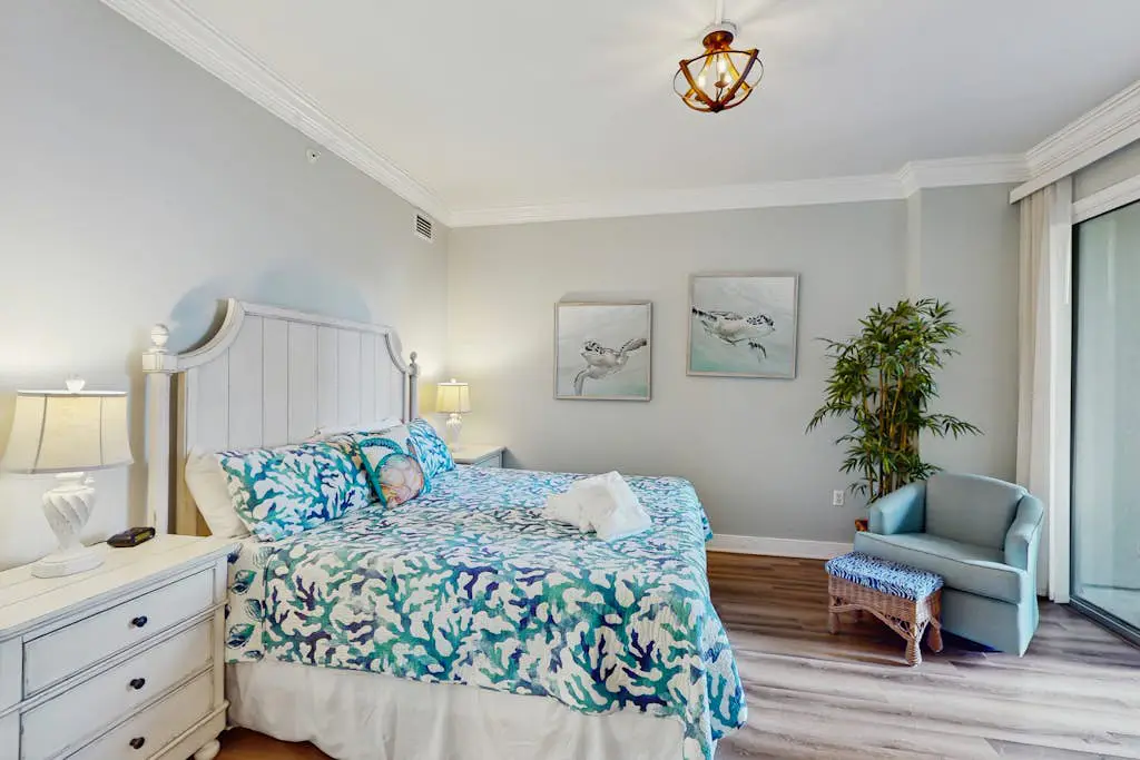 Oceanfront condo with pools, hot tubs, WiFi, washer/dryer, & central A/C