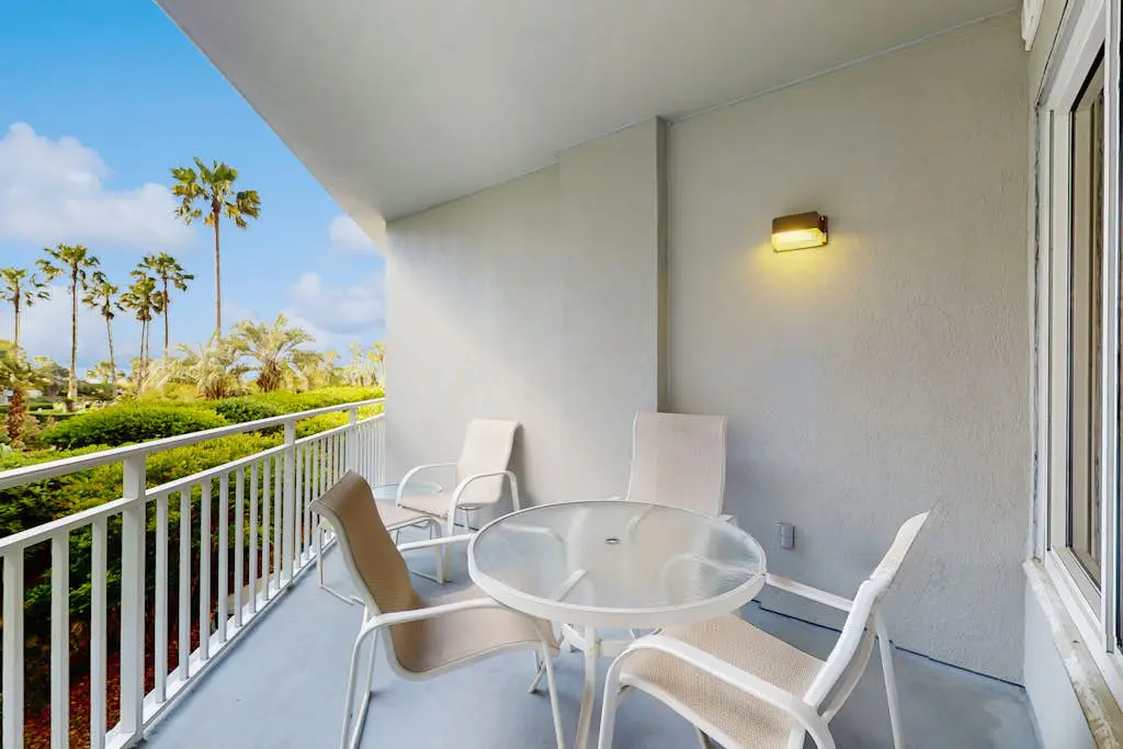 Oceanfront condo with pools, hot tubs, WiFi, washer/dryer, & central A/C