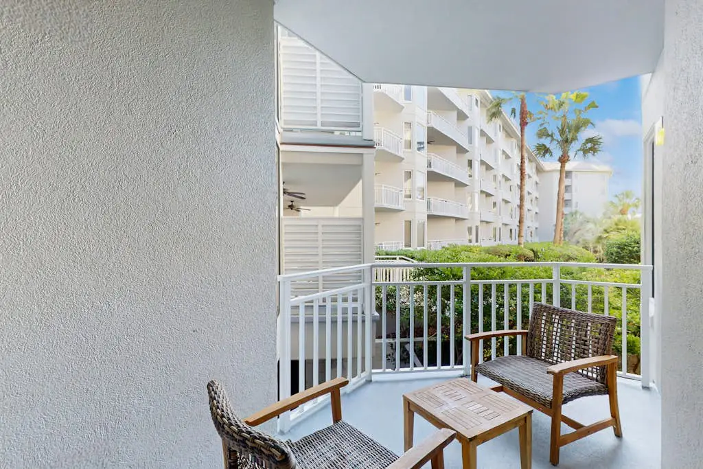 Oceanfront condo with pools, hot tubs, WiFi, washer/dryer, & central A/C