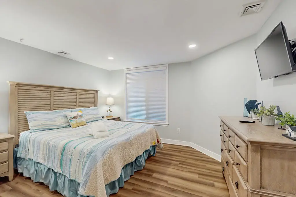 Oceanfront condo with pools, hot tubs, WiFi, washer/dryer, & central A/C