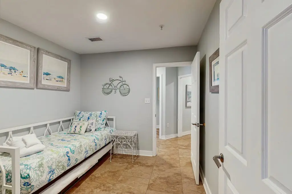 Oceanfront condo with pools, hot tubs, WiFi, washer/dryer, & central A/C