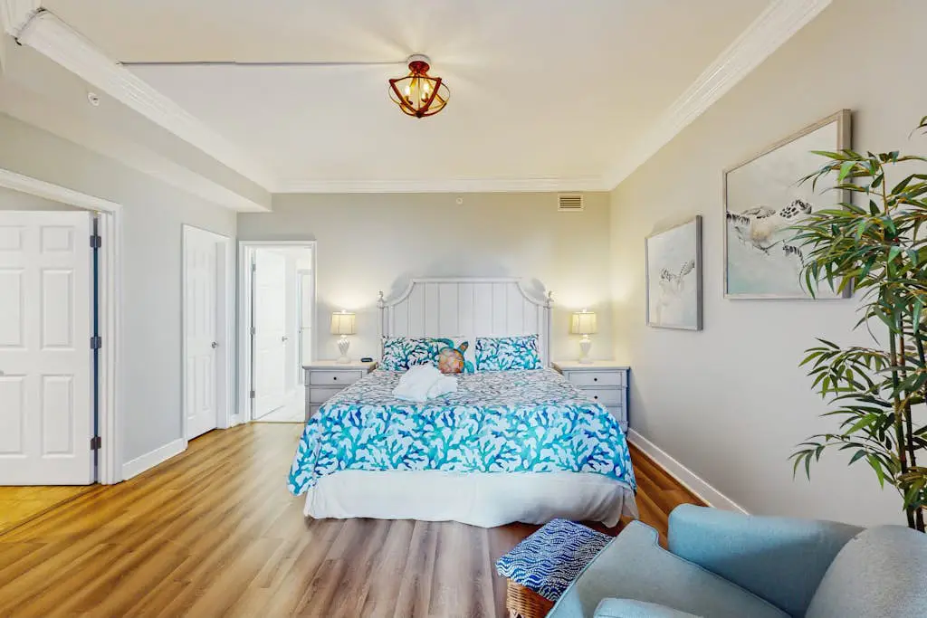 Oceanfront condo with pools, hot tubs, WiFi, washer/dryer, & central A/C