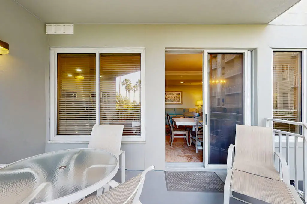 Oceanfront condo with pools, hot tubs, WiFi, washer/dryer, & central A/C
