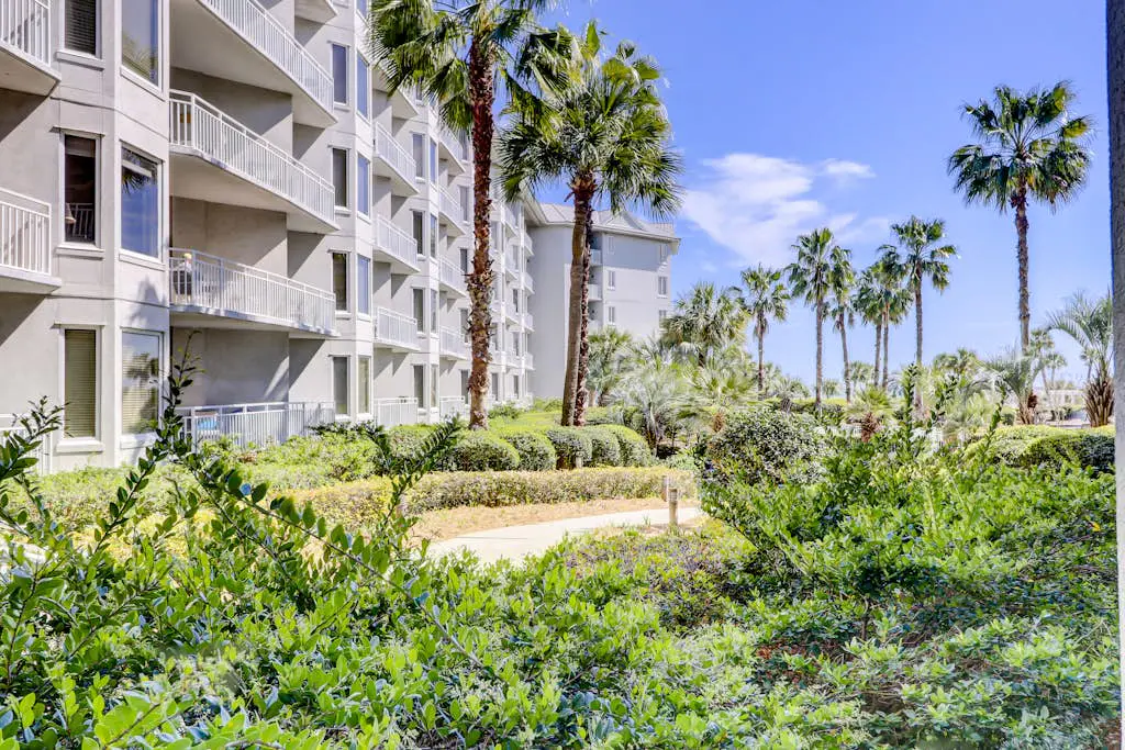 Oceanfront condo with pools, hot tubs, WiFi, washer/dryer, & central A/C