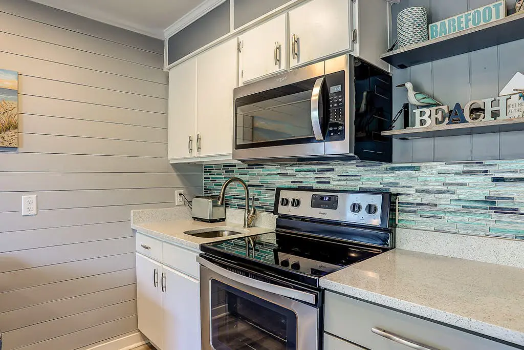 Stunning Newly Renovated Condo w/ Ocean View & Shared Pool - Close to the Beach