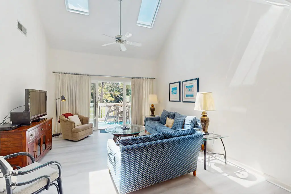 Second-Floor Condo w/Free WiFi, Shared Pool, Hot Tub, Balcony, Golf Course View