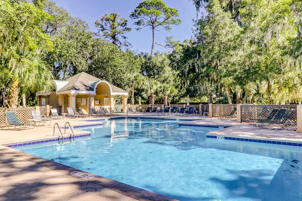 Second-Floor Condo w/Free WiFi, Shared Pool, Hot Tub, Balcony, Golf Course View