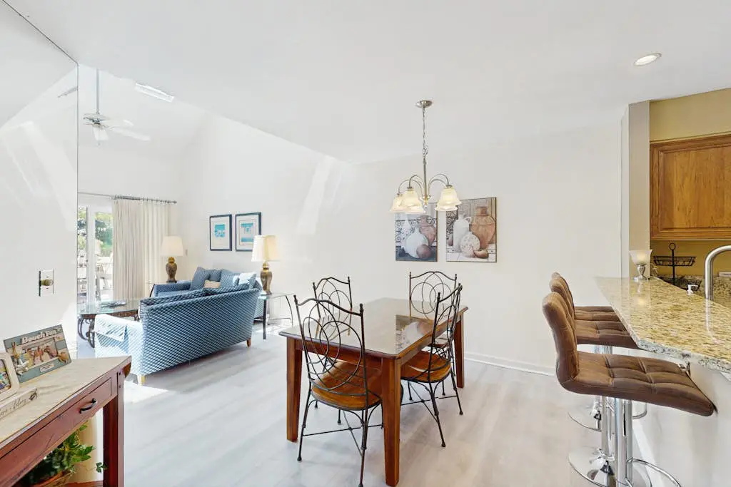 Second-Floor Condo w/Free WiFi, Shared Pool, Hot Tub, Balcony, Golf Course View