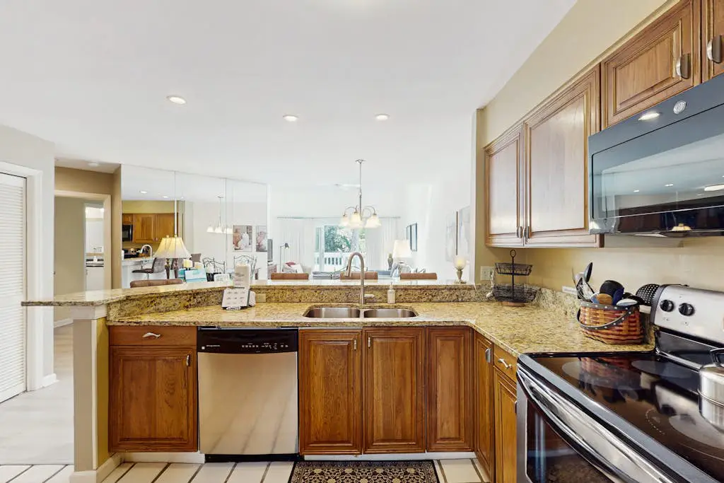 Second-Floor Condo w/Free WiFi, Shared Pool, Hot Tub, Balcony, Golf Course View