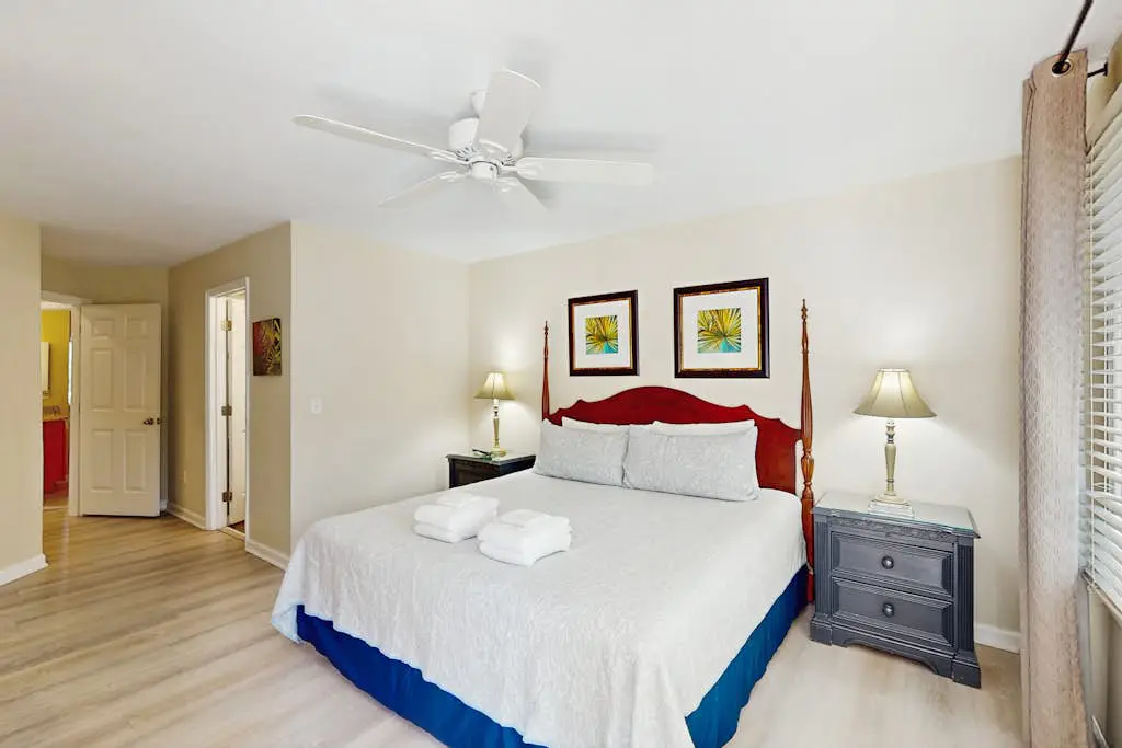 Second-Floor Condo w/Free WiFi, Shared Pool, Hot Tub, Balcony, Golf Course View