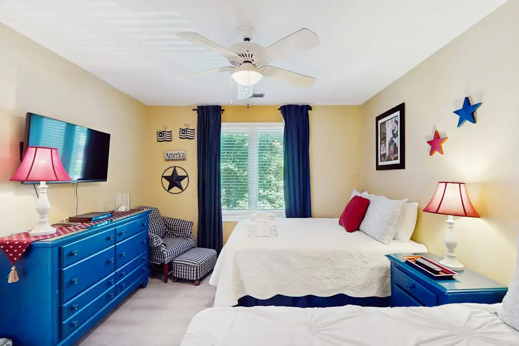 Second-Floor Condo w/Free WiFi, Shared Pool, Hot Tub, Balcony, Golf Course View