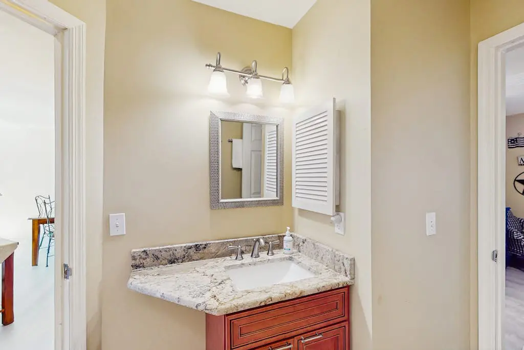 Second-Floor Condo w/Free WiFi, Shared Pool, Hot Tub, Balcony, Golf Course View