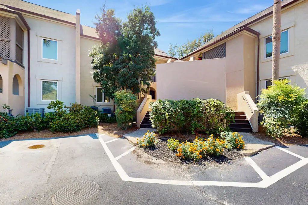 Second-Floor Condo w/Free WiFi, Shared Pool, Hot Tub, Balcony, Golf Course View